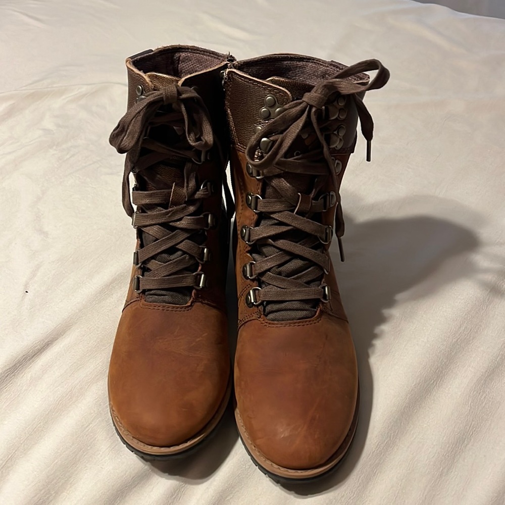 Women’s Columbia Boots - New without tags.